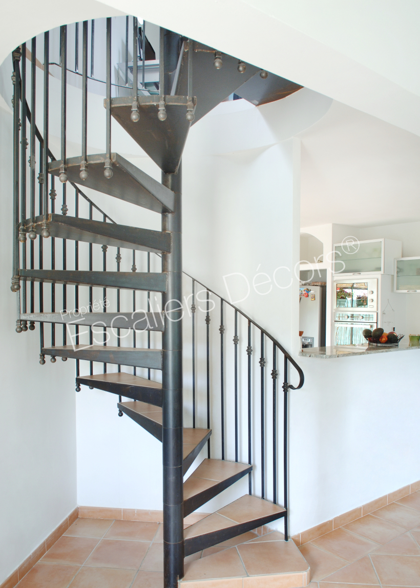 Photo SH9 - Gamme Initiale - SPIR'DÉCO® Classique. Escalier semi-standard d'intérieur recevant un carrelage pour une décoration classique ou rétro.